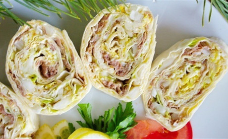 Рецепт дня: рулет із лаваша з сиром і тунцем