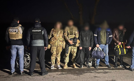 Маскувалися під військових: на Одещині затримали перевізників втікачів за кордон