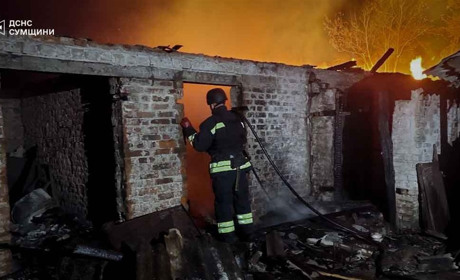 Росіяни вдарили ФПВ-дроном по житловому сектору селища Есмань. Там виникла пожежа