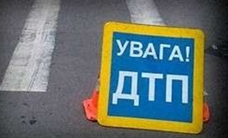 Двох людей на мотоциклі збила невідома автівка у Володимирці. Хлопці в лікарні