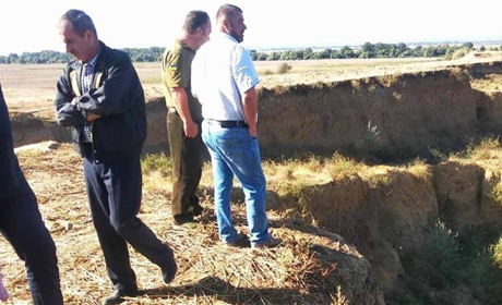 Між Яськами та Біляївкою неподалік ферми у старий кар'єр хтось постійно скидає трупи тварин
