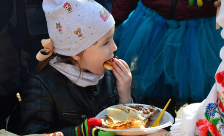 У Сватовому відсвяткували Масницю: пограли в ігри, поїли млинців та зробили рекордний торт