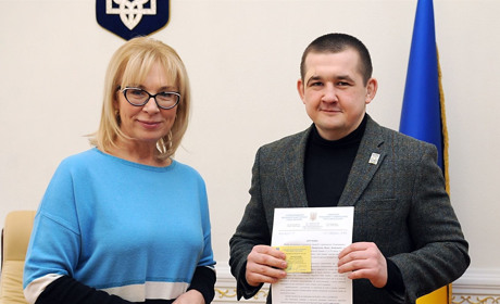 Представник Омбудсмена Павло Лисянський у Сватовому зустрівся з родиною Євгенія Семидоцького