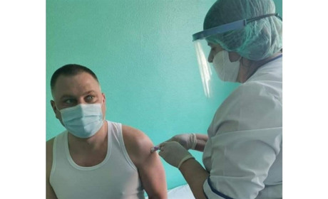 Першим серед голів громад на Білопільщині вакцинувався Сергій Пасько з Миколаївки