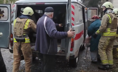 Рятувальники евакуювали жителів з пошкодженого обстрілами будинку в Білопіллі та надали їм допомогу