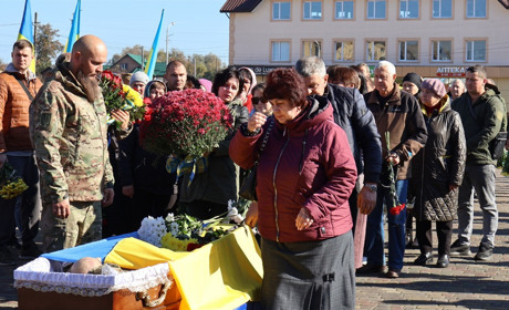 У Сарнах попрощалися з 35-річним воїном Сергієм Боровиком