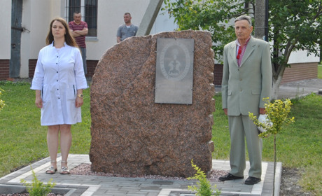 «Світячи іншим — згораю сам». У Городку встановлено пам'ятний знак медикам