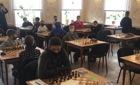 У Херсоні відкрився чемпіонат України з шахів, а заразом два місцевих чиновники побігли марафон
