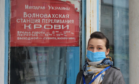Захисні маски та костюми подарували для Волноваської Станції переливання крові