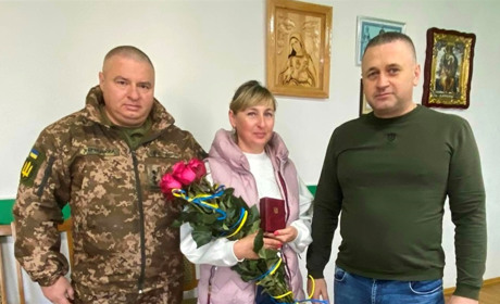 У Чорткові матері пораненого воїна, який вважався зниклим безвісти, вручили медаль від Президента