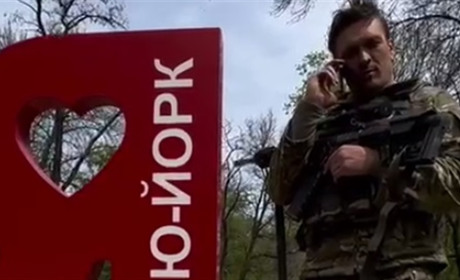 В селі Нью-Йорк під Торецьком побував Олександр Усік: боксерперечекав декілька обстрілів