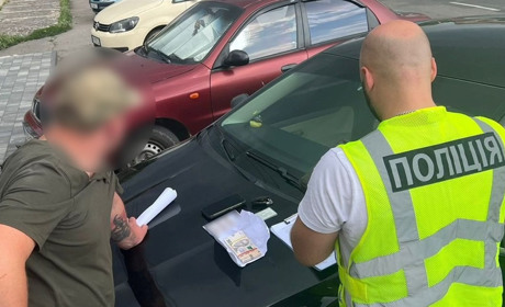 На Хмельниччині поліцейські оголосили підозру в зловживанні впливом посадовцю ТЦК