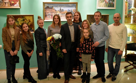 Із залпами з гармати у музеї Жмеринки презентували виставку Володимира Солодкого: відео