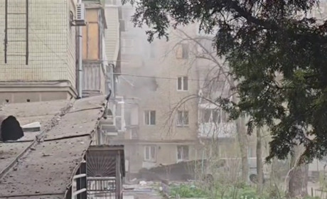 Загарбники обстріляли з артилерії центр Херсона, загинула жінка (відео)