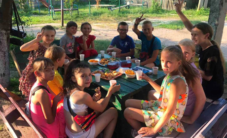 Діти з Білопілля зібрали кошти на лікування маленької білопільчанки Єви Дубінчиної