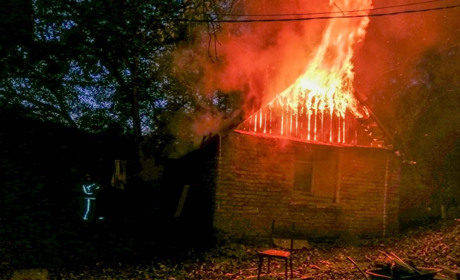 У місті Ржищів по вулиці Освіти вогонь пошкодив будинок