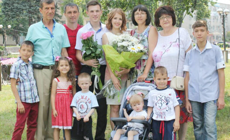 Подарувати дитині щастя мати родину