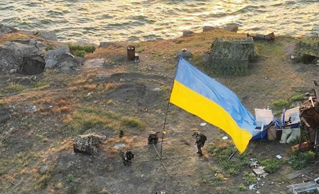 На острове Змеиный установили флаг Украины (видео)