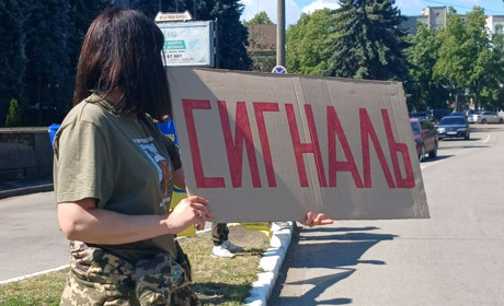 Полон. Невідомість. Очікування. На площі — не лозунги, а біль: мирна акція у Первомайську