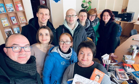 До Нікополя завітала команда Українського ПЕН і привезла місцевим бібліотекам українських книжок