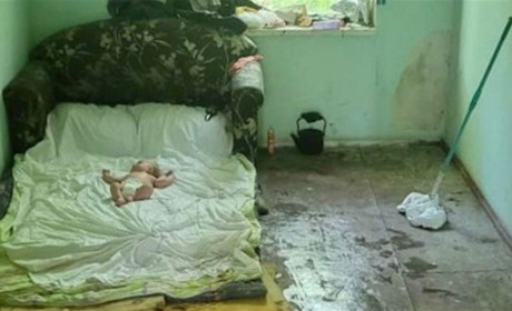 Замість того, щоб допомогти у матері-переселенки забрали немовля. Жили у жахливих умовах