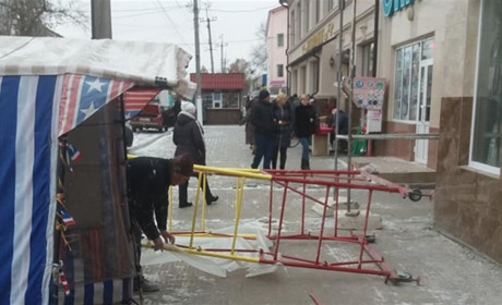 У центрі Біляївки впали будівельні ліса: постраждав лише автомобіль