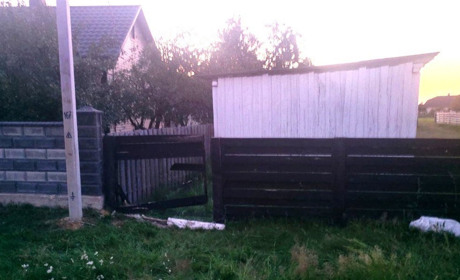У Сарненському районі юнаки на мотоциклі врізалися в паркан: їх госпіталізували