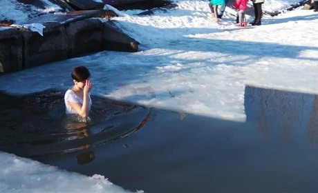 Як жителі Чортківщини на Водохреще пірнали: ТОП-7 фото та відео в Instagram