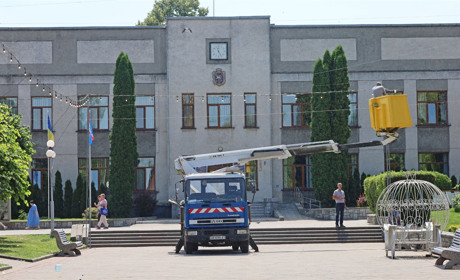 Жмеринка чепуриться до 30-річчя Конституції України та готується до загальноміського випускного балу