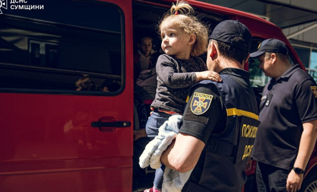 Рятувальники допомагають проводити евакуацію жителів Білопільської громади. ВІДЕО