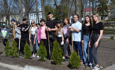 Глухівські випускники висадили алею туй у памʼять про себе для майбутніх поколінь