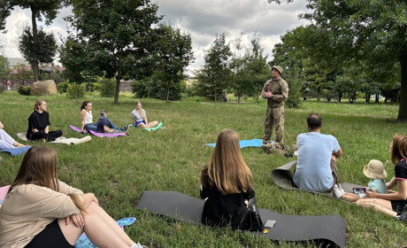 У Сарнах бойовий медик вчив охочих надавати першу домедичну допомогу