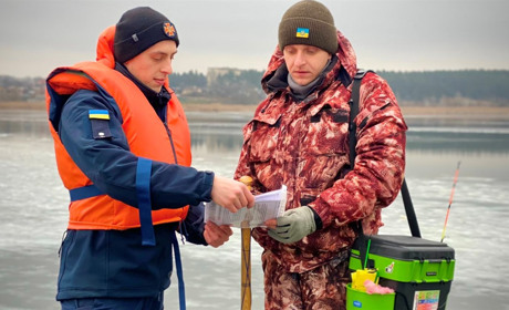Рятувальники в Смілі на річці розповідали рибалкам правила безпечної поведінки на льоду