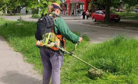 Час косити: як у Жовтих Водах проходить сезон покосів трави