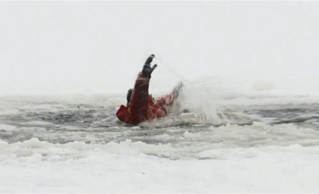На Сватівському водосховищі двоє рибалок провалилися під лід