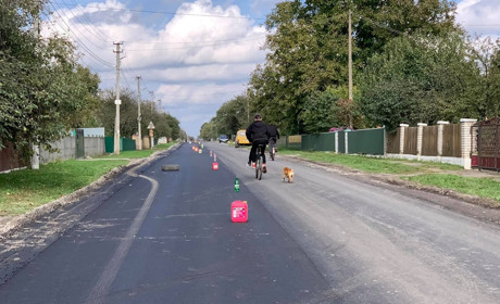 Свіжовстелений асфальт на вулиці Центральній у селі Острів вже вкрився дрібними ямами