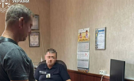 500 доларів щомісяця за прикриття: у Первомайську спіймали «чорного лісоруба» на хабарі