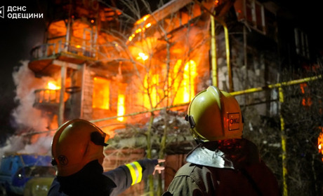 Пожежа під Одесою: у Молодіжному вогонь знищив триповерховий будинок