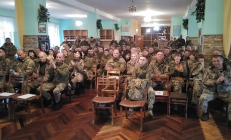 Первомайська гімназія №1 подарувала військовим святковий концерт