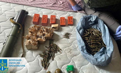 У Торецьку колишній поліцейський тримав під ліжком арсенал зброї: що загрожує зловмиснику?