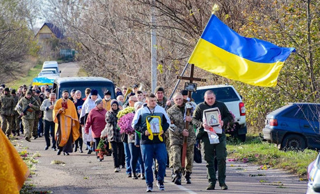 Уздовж дороги квіти і на колінах земляки: в Сущанах провели в останню путь воїна Євгена Глушка