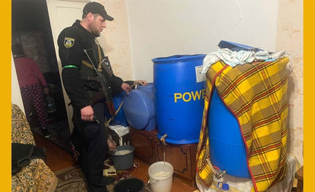 Кагарлицькі поліцейські ліквідували «точку» ржищівських самогонників (відео)