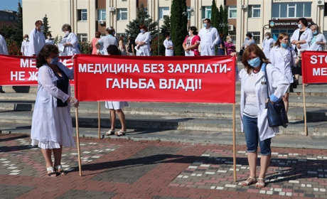Залишилися без зарплати: у Вараші на акцію протесту вийшли медики (огляд соцмереж)