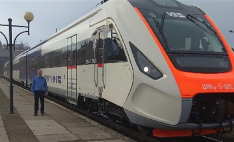 Як на станції Чортків сучасний дизель-потяг хизувався