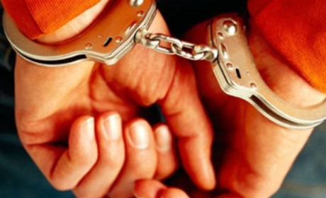 У Вараші затримали двох чоловіків, які викрали у місцевого жителя смартфон