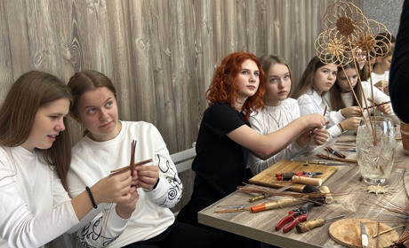 «Чим менший виріб, тим складніше»: у Сарнах діти спробували плести квіти з лози