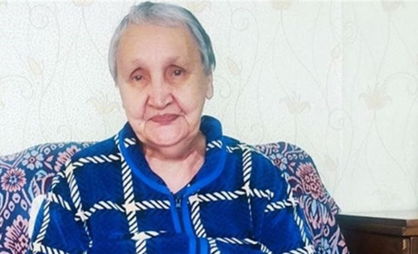 Попри хворобу та заради перемоги. 73-річна глухівчанка в’яже теплі шкарпетки для захисників