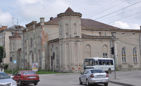 Будівлі, що своїм зовнішнім виглядом псують Чортків