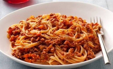 Макарони по-флотськи з фаршем в сковороді