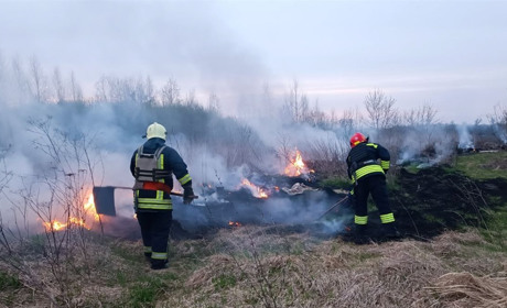 Пожежі в Глухові та Семенівці. Рятувальники нагадують: не можна палити сухостій